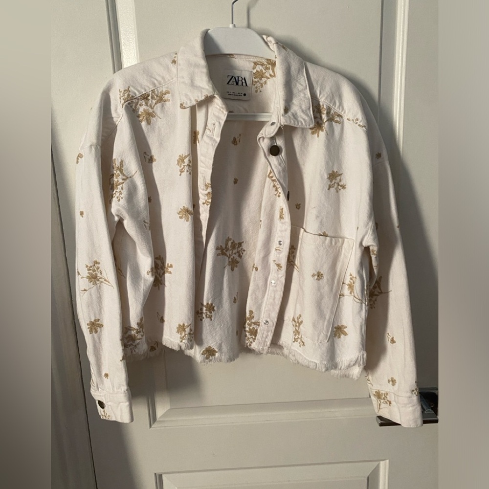 Cute white floral cropped denim jacket